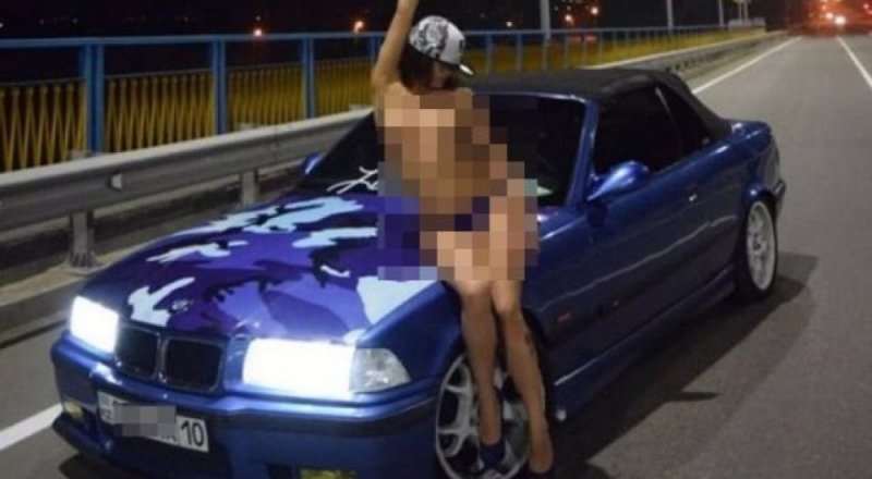 Қыздардың көлік капотына сиынып жатқан порно видеосы