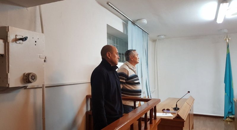 Бақыт Қасабеков адвокатымен бірге. © Тengrinews.kz