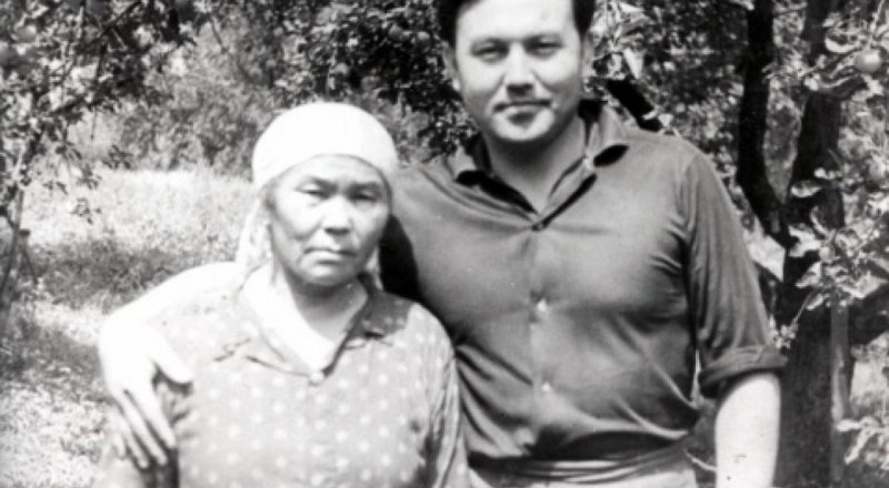 Нұрсұлтан Назарбаев анасымен бірге. © akorda.kz