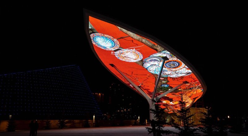 Аршылып, бағанға байланған