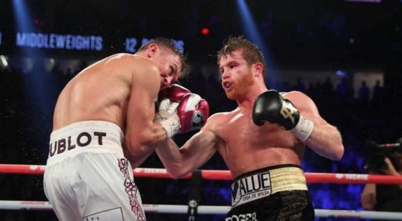 Геннадий Головкин мен "Канело" Альварес. Фото: HBO Boxing