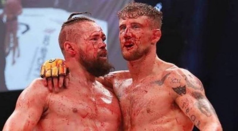 Николас Далби (сол жақта) және Росс Хьюстон. © Cage Warriors