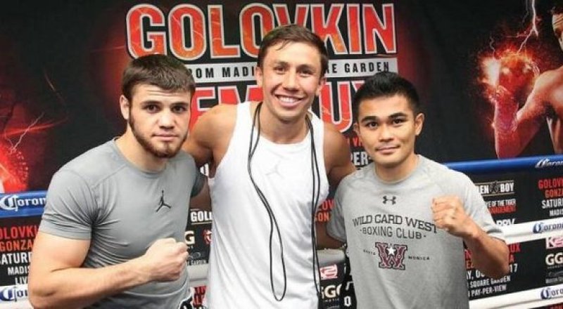 Руслан Мәдиев (сол жақта) және Геннадий Головкин. © RingNews24