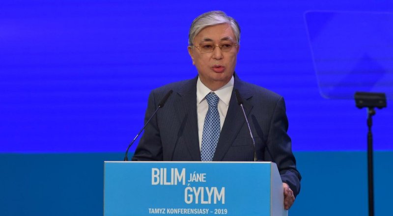 Қасым-Жомарт Тоқаев тамыз конференциясында мінберде. © Тұрар Қазанғапов