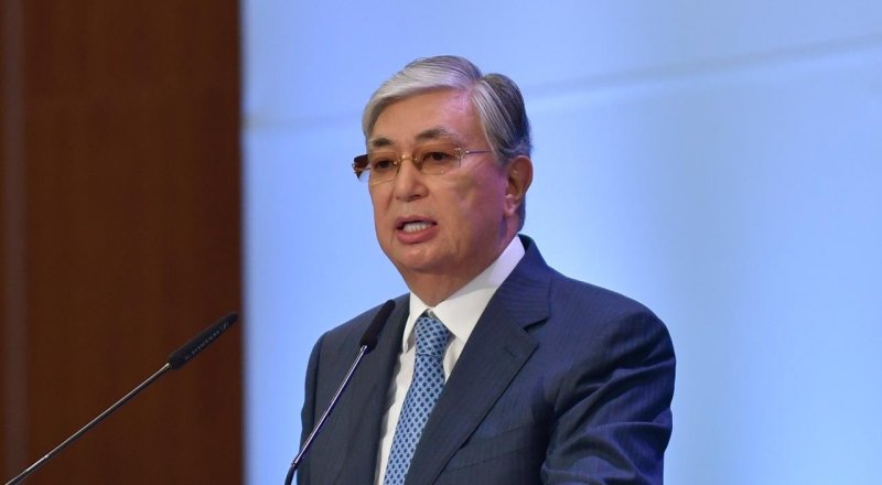 Қасым-Жомарт Тоқаев тамыз конференциясында мінберде. © Тұрар Қазанғапов