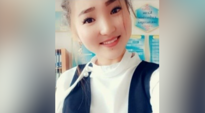 Менің досымның қызы маған минет жасайды