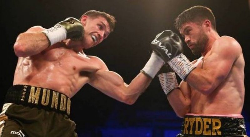 Каллум Смит (сол жағында) және Джон Райдер. Сурет: Matchroom