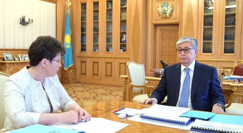 Есеп комитетінің төрағасы Наталья Годунова мен Президент Қасым-Жомарт Тоқаев. Фото: akorda.kz