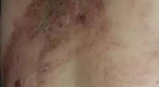 Алматыда жалақысын алуға келген әйелді екі ер адам зорламақ болған