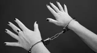 Елордада алаяқ әйел балаларды алдап, үй тонаған