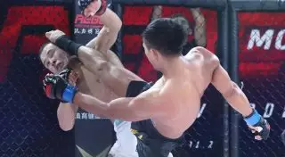 Қазақстандық файтер бауырынан соққы жіберіп, нокаутпен жеңілді