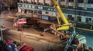 Қытайда автобус жер астына түсіп кеткен. Қаза тапқандар бар