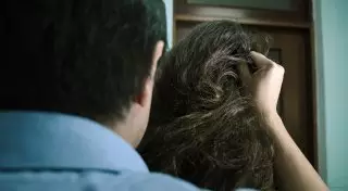 Ақтөбеде мүгедек қызды туысы екі жыл бойы зорлап келген