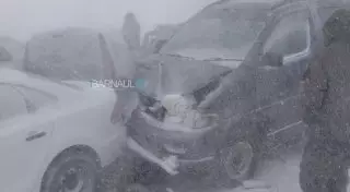 Алтай өңірінде 15 көлік соқтығысып, екі адам қаза тапты