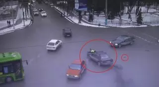Шымкентте көлік жүргізушісі полицейді үш шақырымға сүйреп кеткен