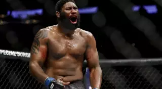 Алыптар айқасы. Америкалық файтер UFC экс-чемпионын нокаутқа түсірді