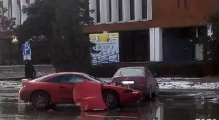 Ақтауда Mitsubishi жүргізушісі үш көлікті қиратты