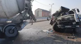 Алматыда жүк көлігі бетон араластыратын көлікті соқты