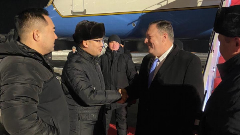 АҚШ мемлекеттік хатшысы Майк Помпео Нұр-Сұлтан қаласының әуежайында © MFA Qazaqstan