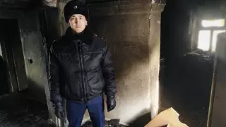 Полицей өрт шыққан үйден екі адамды ауруханаға жеткізді