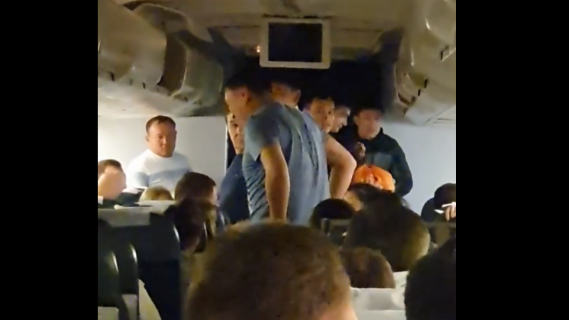 Ұшақ бортында түсірілген видео кадры