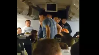 "Арақ ішіп, көңіл көтерген". Бұзақылардың кесірінен Алматыға келе жатқан ұшақ Шымкентте қонған