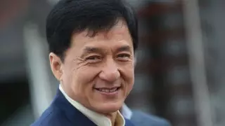 Джеки Чан коронавирусқа қарсы ем ойлап тапқандарға 55 миллион теңге береді