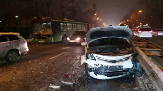 Алматыда автобус жүргізушісінің кесірінен бірнеше көлік соқтығысты