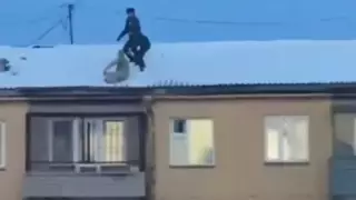 Қарағандыда мас ер адам жалаңаш күйде үйдің шатырына шығып алған