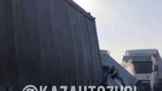 Нұр-Сұлтанда жүк көліктері жеңіл көлікті қысып қалып, екі адам қаза тапты
