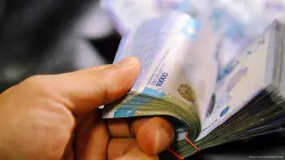 Нұр-Сұлтанға ұшып бара жатқан жолаушыдан қомақты сома ұрлаған ер адам сотталды