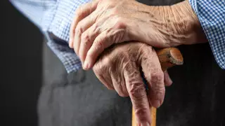 "Алматыда қарияларға тамақты еденге қойып берген". Сағынтаев қарттар үйіне барды