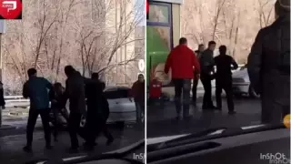 Алматыда жүргізушілер кезекке таласып, бірі пышақ ала жүгірген