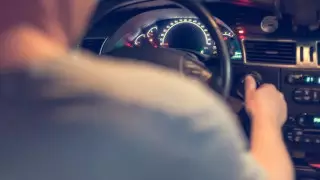 Жаңаөзенде мас жүргізуші полицейді балағаттады