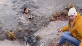 Үш баланың анасы итті құтқару үшін суға секірді