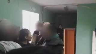 Ақтауда атаулы әлеуметтік көмек алу үшін кезекте тұрған әйелдер жұлысты