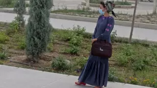 Ашхабад тұрғынын коронавирусқа қарсы маска таққаны үшін ұстаған