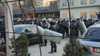 Қырғызстанда митинг кезінде 18 милиция қызметкері зардап шекті