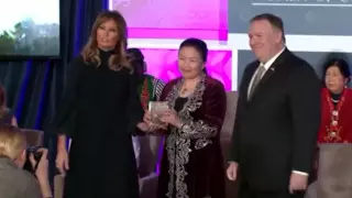 Мелания Трамп Сайрагүл Сауытбайға сыйлық табыстады