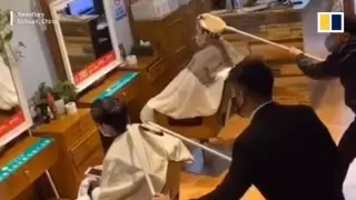 Қытайда шаштараздар клиенттердің басын таяқпен жуып жүр