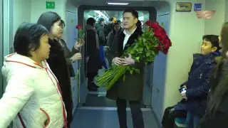 Қайрат Нұртас Көк базарда, Төреғали Төреәлі метрода ән айтты