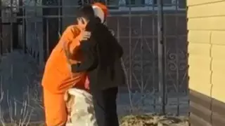 Ақтаулық жасөспірім ақша жинап, аула сыпырушыларын 8 наурызбен құттықтады