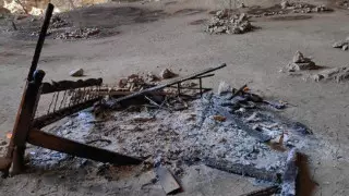 Белгісіз біреулер Ақмешіт үңгірін тонап, өртеп кеткен