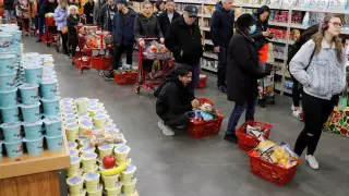 Нью-Йорк тұрғындары жаппай азық-түлік сатып алып жатыр