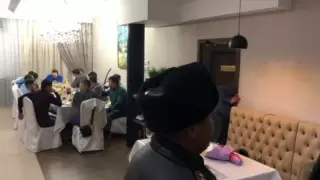 Оралда полицейлер түнде мейрамханада отырғандарды қуып шыға алмаған