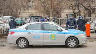 Алматыда қоршауға алынған үйдің маңындағы бизнес-орталықта адамдар эвакуацияланды