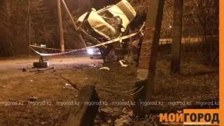 Оралда жол апаты болып, көлік қоршауға ілініп қалған