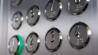 Қазнетте лифтіде түкірген ер адамның видеосы тарап жатыр