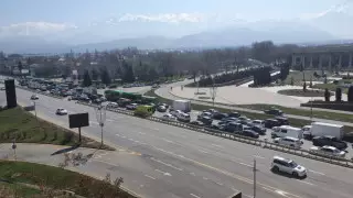 Алматыда карантин кезіндегі кептеліс видеоға түсіп қалды