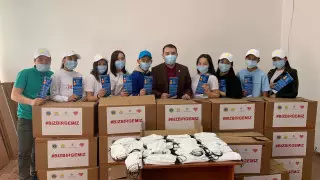 Таразда волонтерлер 4500 маска мен қолғап таратты